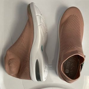 NWT Bzees Romance Cloud Technology Pink Knit Pull On Comfort Ankle Boots 8.5W